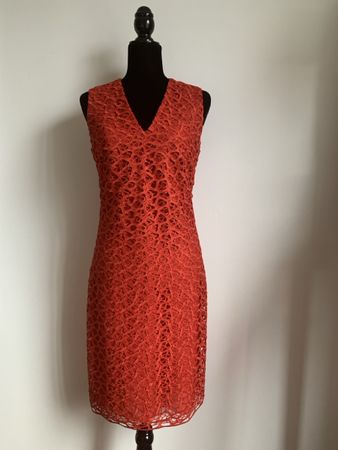 AKRIS: Luxuriöses, elegantes rotes Kleid mit Stickereien, 38