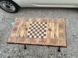 Tavolo scacchiera intarsiato con pezzi scacchiera legno