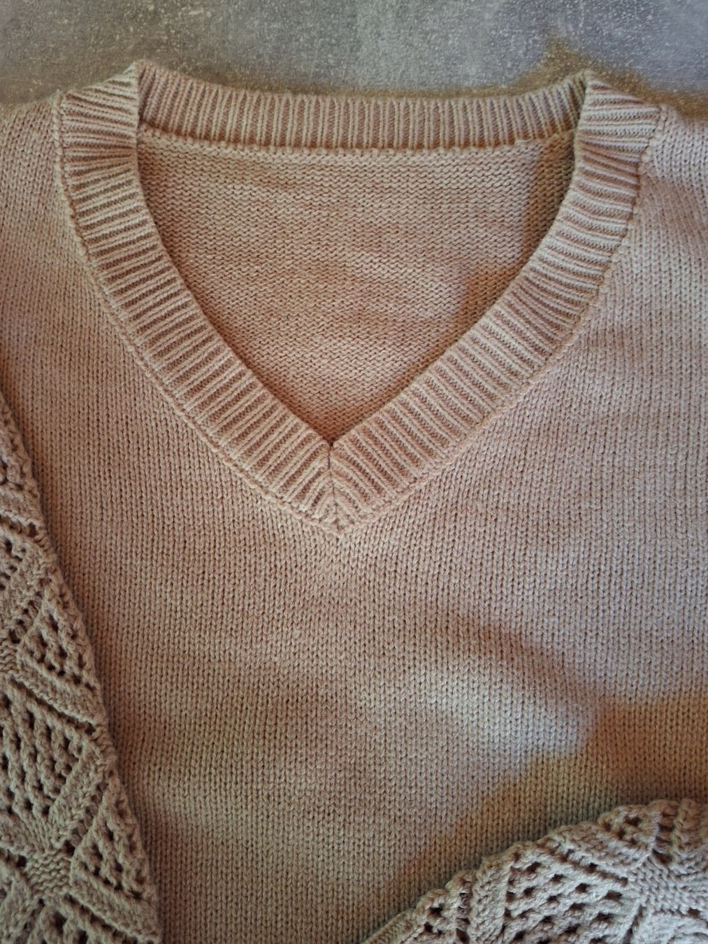 Pulls & Sweat-shirts: Pull col en V taille L manches ajourées – D'occasion à Villiers par san_jn5w 2
