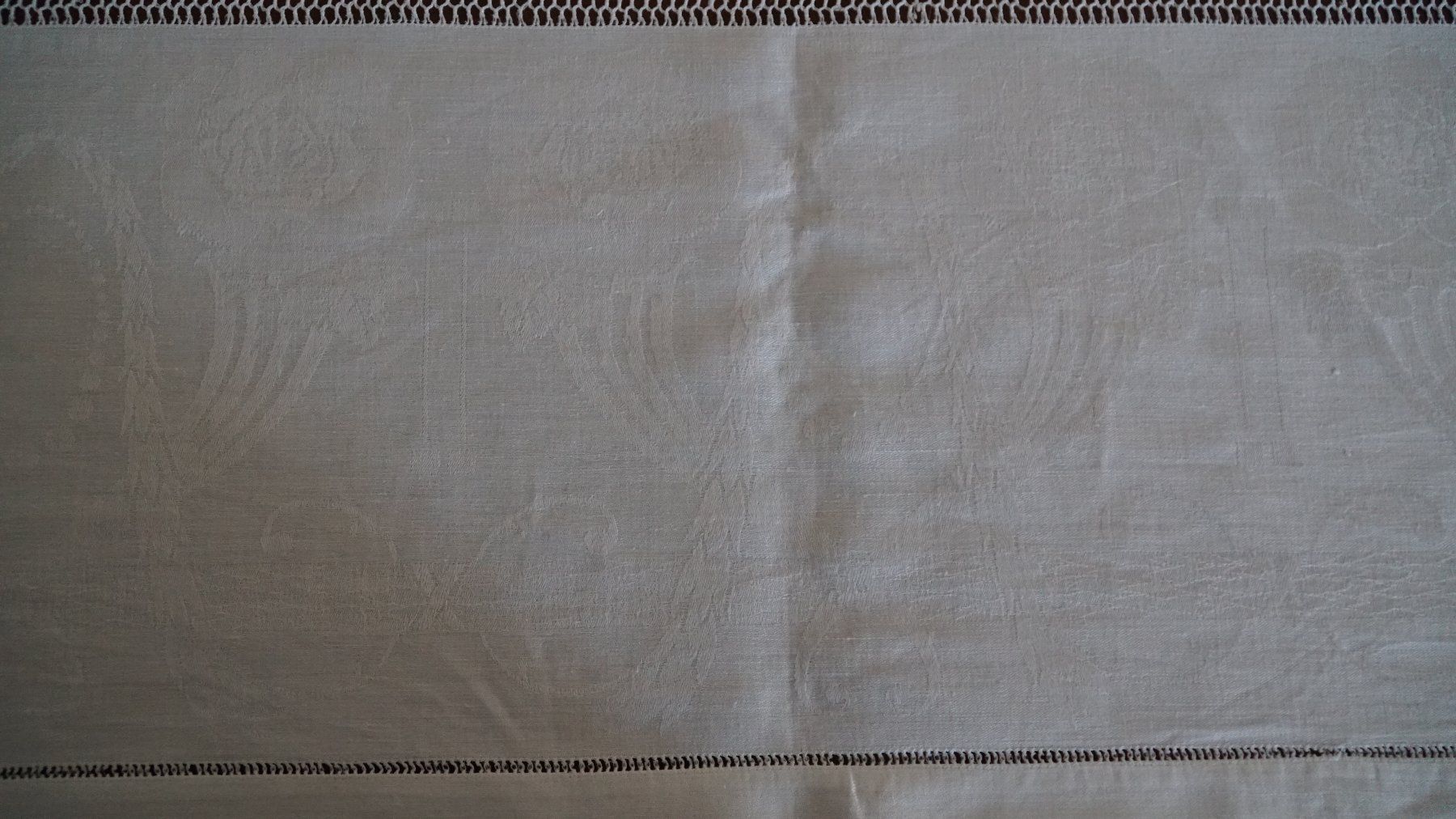 Sonstige Tischwäsche: Seiden Damast Tischdecke 250x160cm – Gebraucht aus Bern von Antikbatik 4