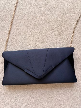 Elegante dunkelblaue Abendtasche mit Goldkette