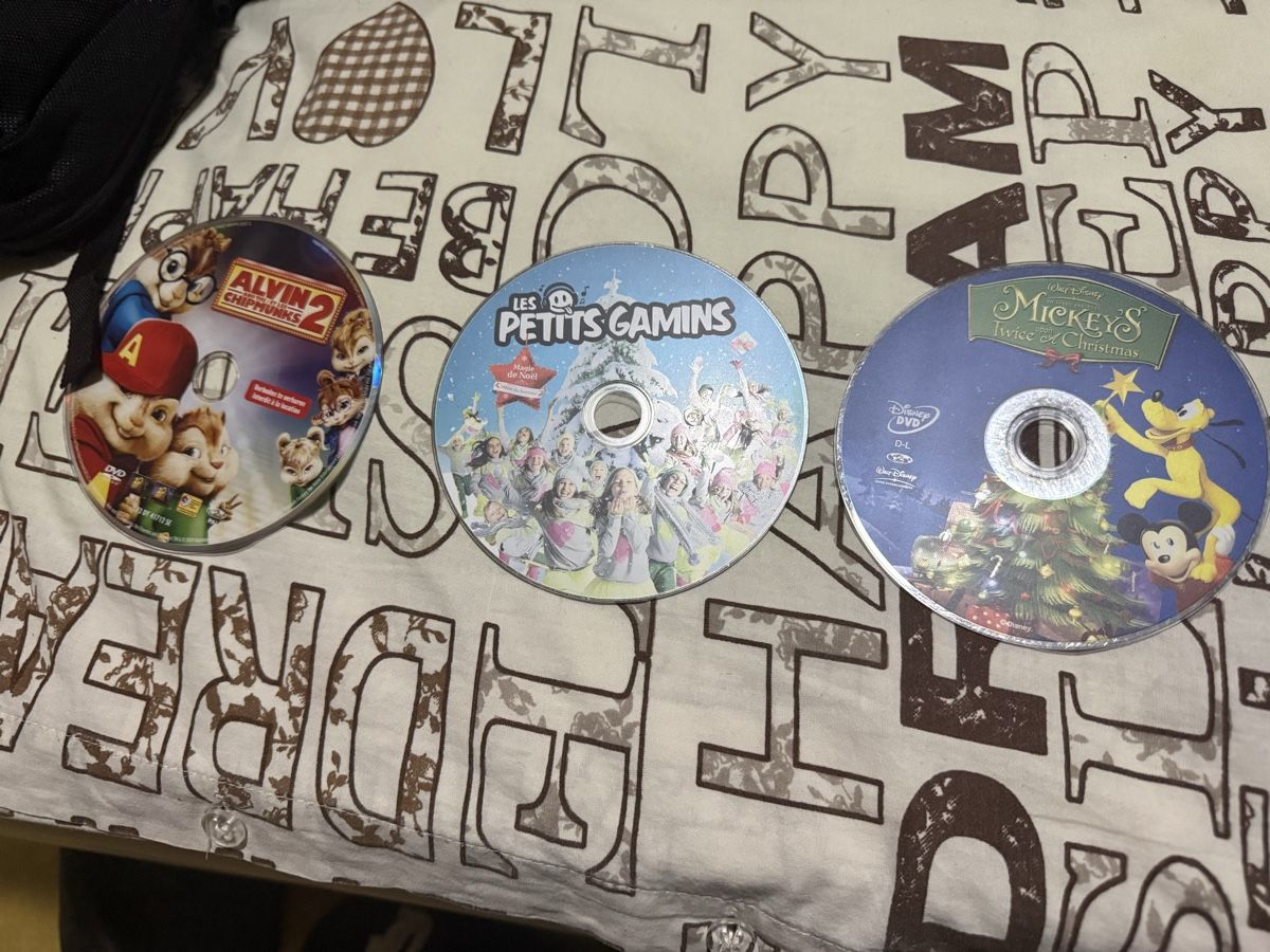 Lettore multimediale & Streamer: Lecteur DVD Portable avec accessoires + 3 CD – Nuovo (secondo la descrizione) da Chesières venduto da JMStore 4