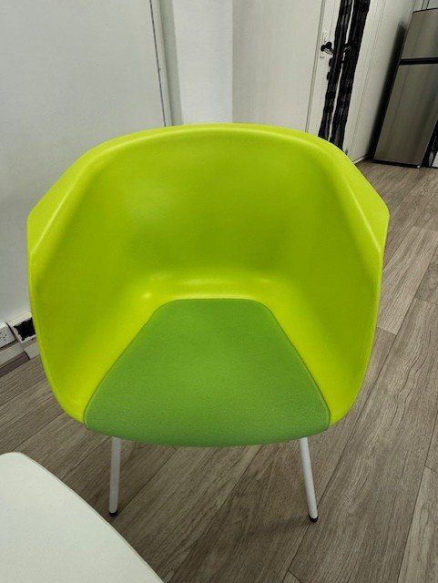 Sedie: Sièges en coque Moderne vert et noir – Nuovo (secondo la descrizione) da Biel/Bienne venduto da turtle69