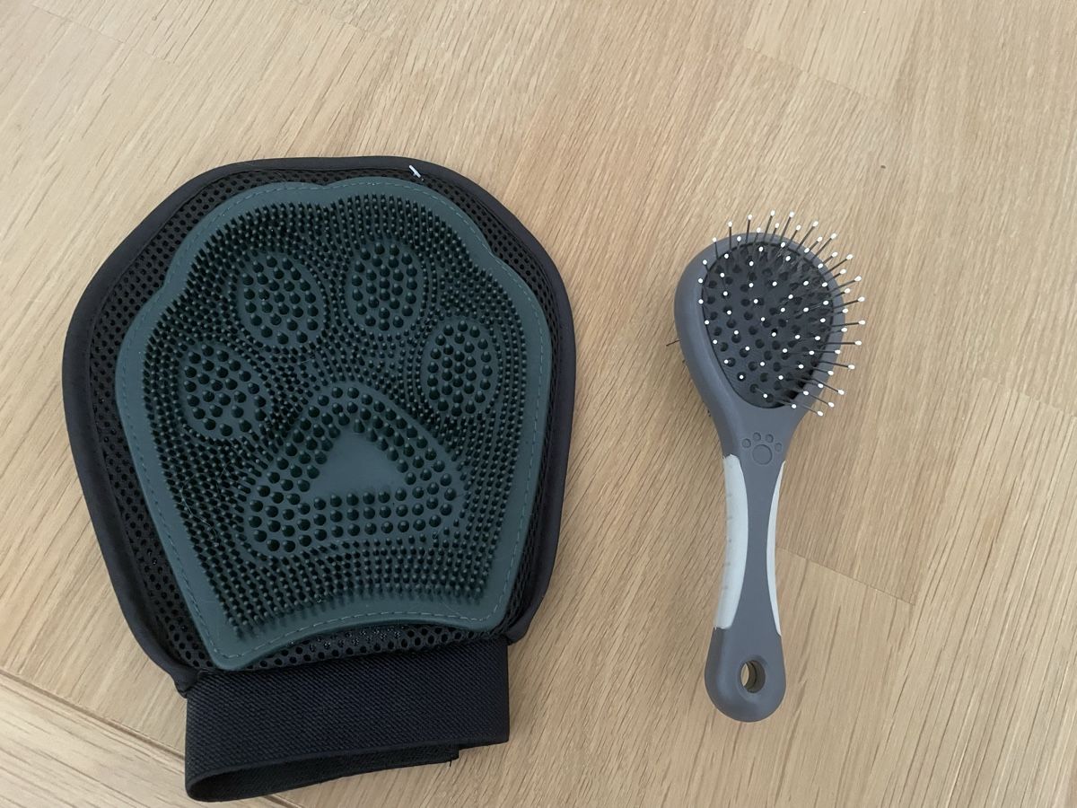 Altro per la cura dei capelli: Pflegehandschuh und Bürste   – Usato da Aarau Rohr venduto da keedom