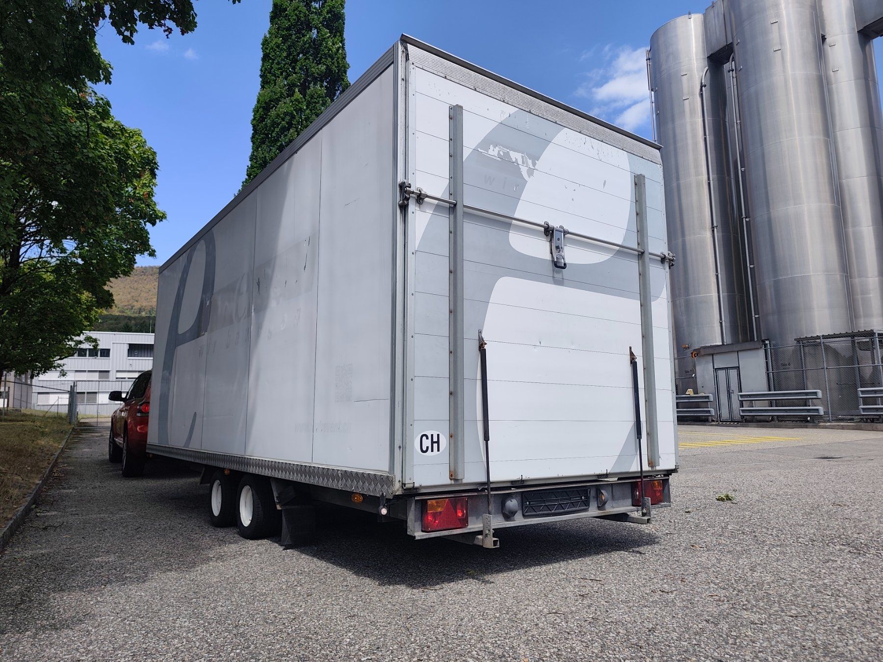 Unsinn Rimorchi: Kofferanhänger mit Rampe 5.5m Top – Usato da Wangen bei Olten venduto da vch_m5z7