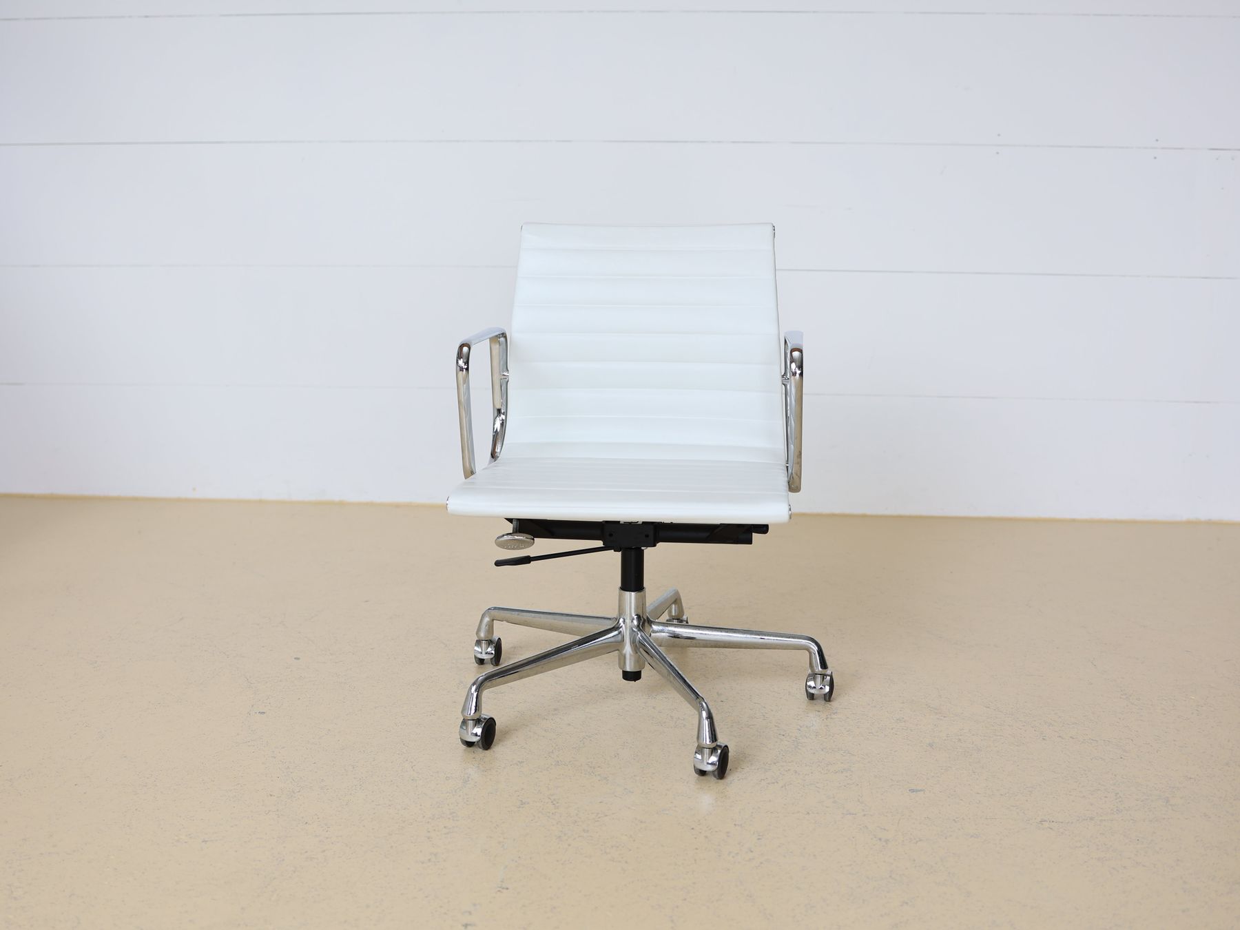 Vitra Chaises: Vitra Eames Bürostuhl EA 117 | Weiss – D'occasion à Meinisberg par atelier_TILIJA 3