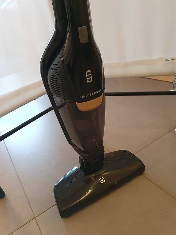 Aspirapolveri & Accessori: Aspirateur balai 2 en 1 – Usato da Chavornay venduto da er_yy7k