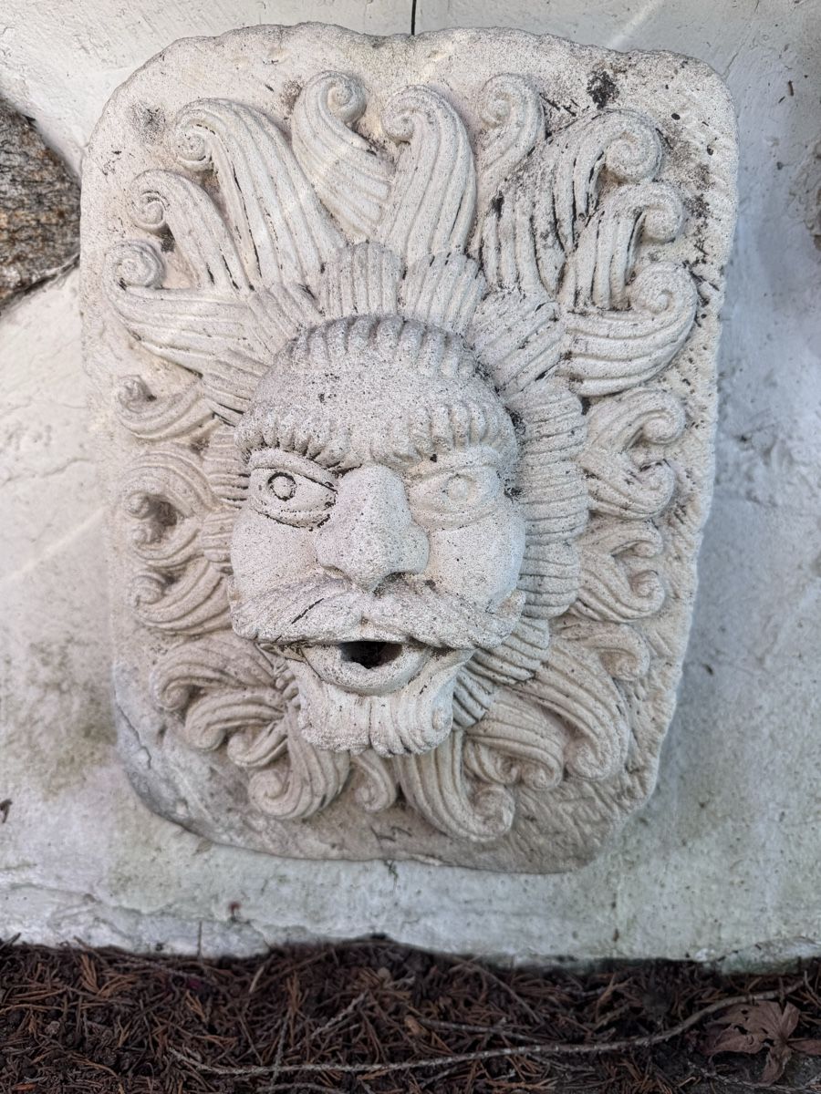Statuette: Steinrelief Maske mit krausem Bart Brunnen – Usato da Embrach venduto da kauaihawaii