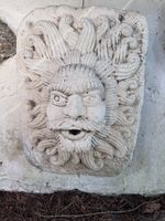 Steinrelief Maske mit krausem Bart Brunnen