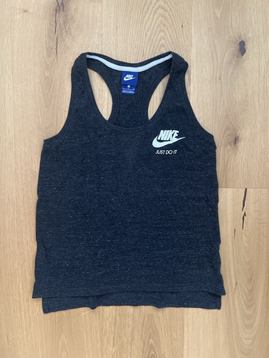 Nike Top: Nike Top Damen Grösse S Dunkelgrau meliert – Usato da Recherswil venduto da ch0_y9gb