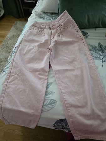 Jeans mit Nieten