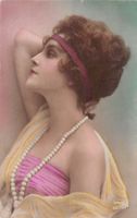 Romantik: Junge Dame mit Perlen und Haarband