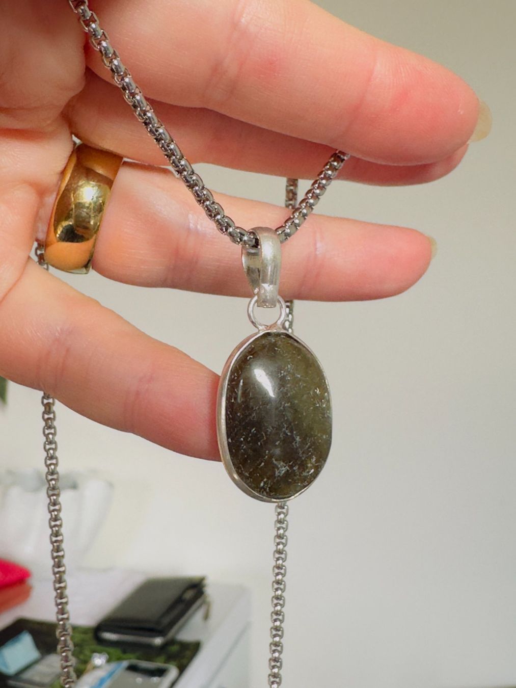 Ketten: Fashionable labradorite necklace – Neu und originalverpackt aus Genève von AGBERG 8