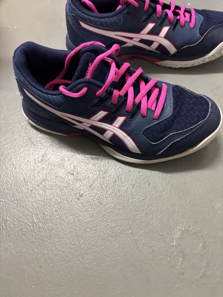 Asics Schuhe für Mädchen: Asics Turnschuhe 36 – Gebraucht aus Wimmis von Soccerfanshop