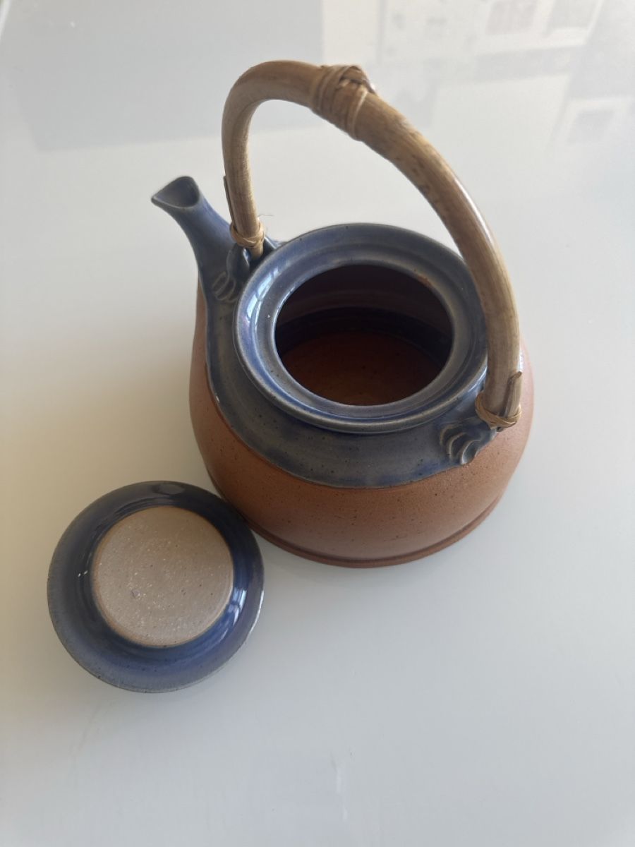 Teekannen: Théière artisanale en grès bleu avec anse rotin – Gebraucht aus Neuchâtel von Elipshop 3
