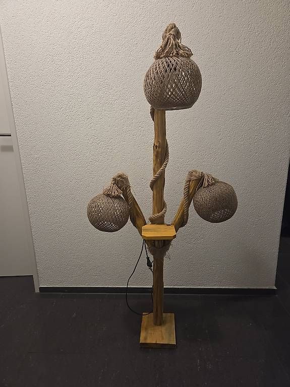 Lampade: Stehlampe aus echtem Holz – Usato da Lausen venduto da fat_y8r6