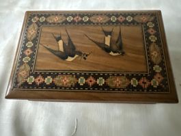 Antike Holzschatulle mit Schlüssel und Vogelmotiv.