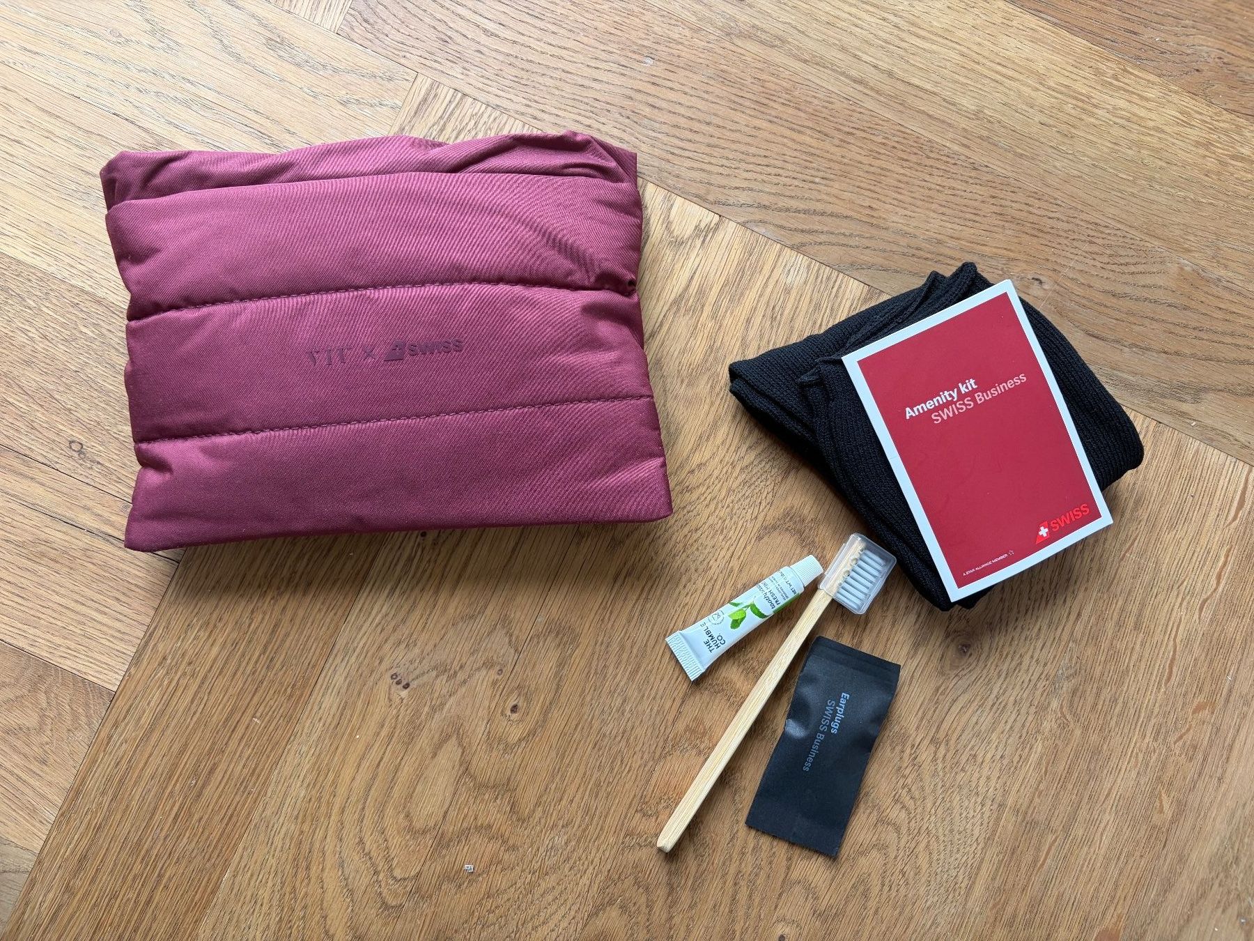 Custodie per cosmetici: Kit da viaggio Swiss Business class - VIU – Nuovo e nell'imballaggio originale da Zürich venduto da mar_myz6