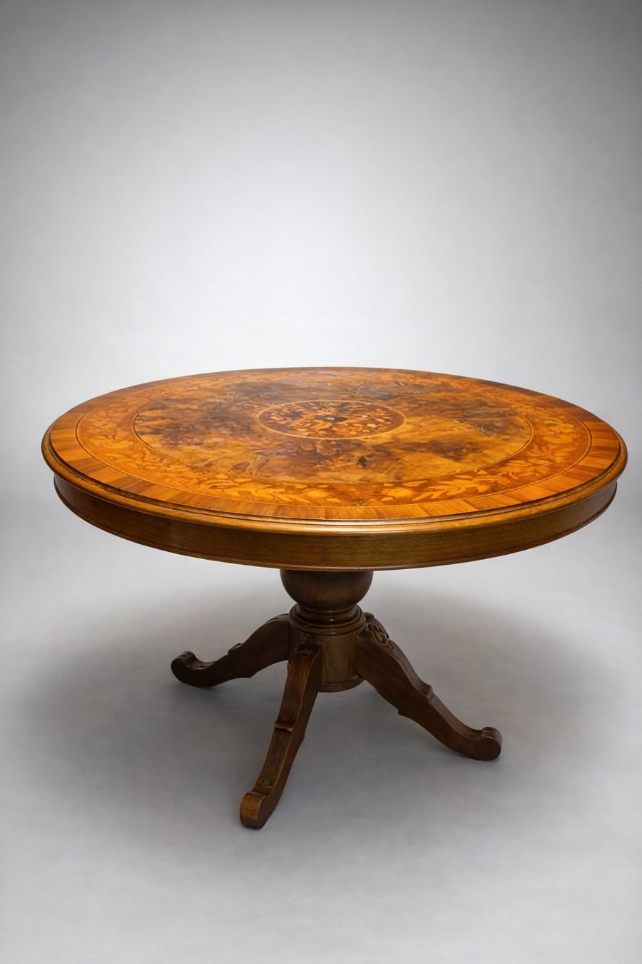 Tavoli: Classic Round Table with Inlay. Elegant Design! – Usato da Genève venduto da gen_qyb9 2