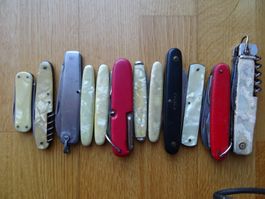 12 alte und antike Taschenmesser