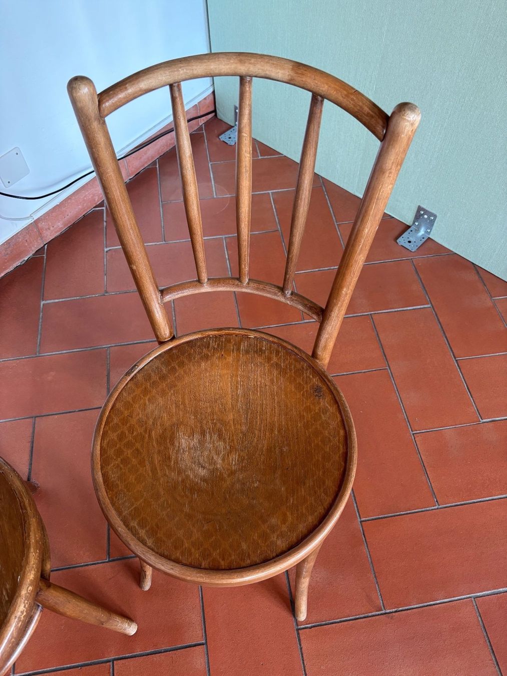 Stühle: Zwei Bistrostühle aus Holz – Gebraucht aus Beromünster von Uelibard 2