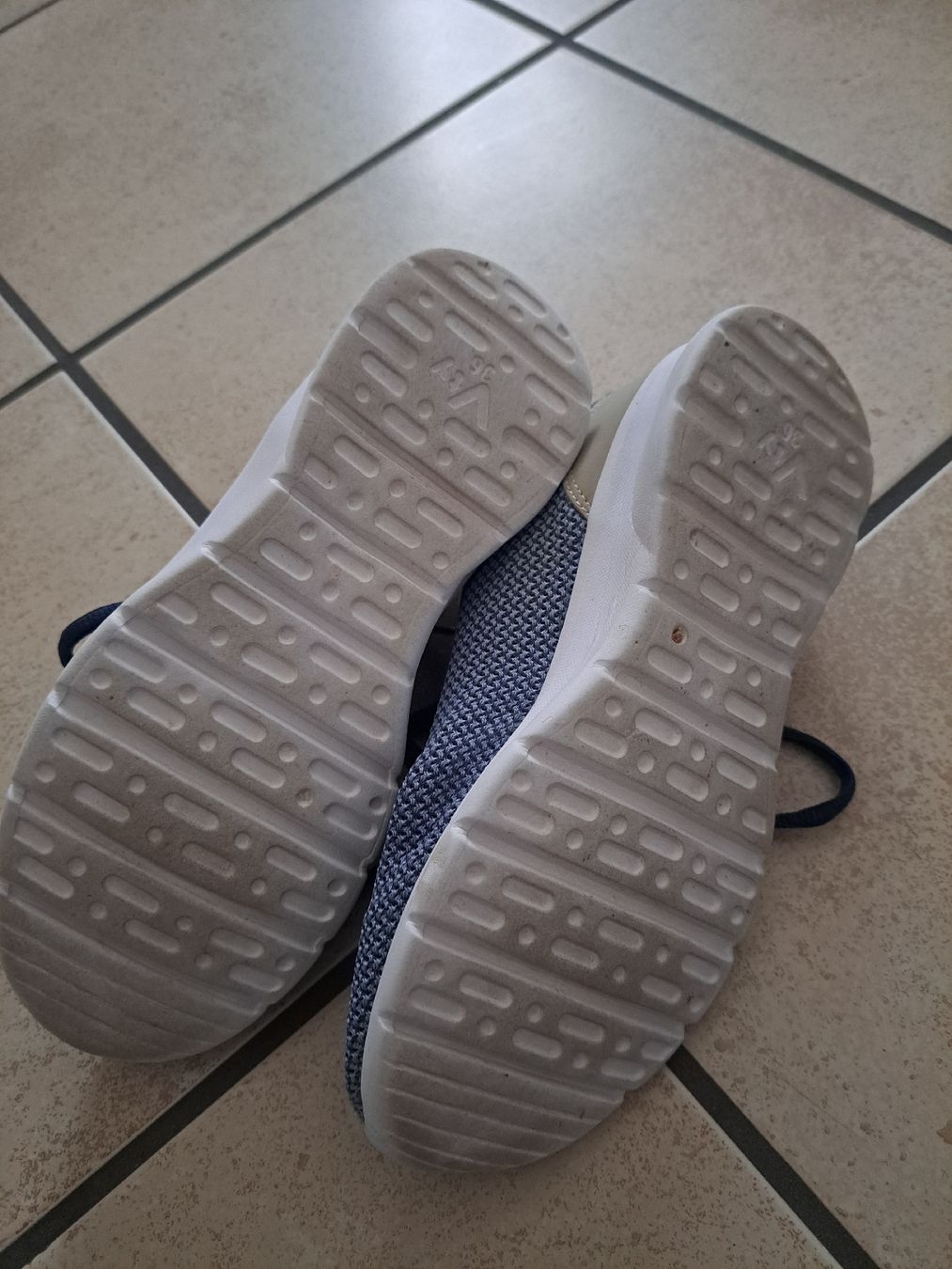 Chaussures filles: Turnschuhe Gr.36 – D'occasion à Gelterkinden par sonne1976 2