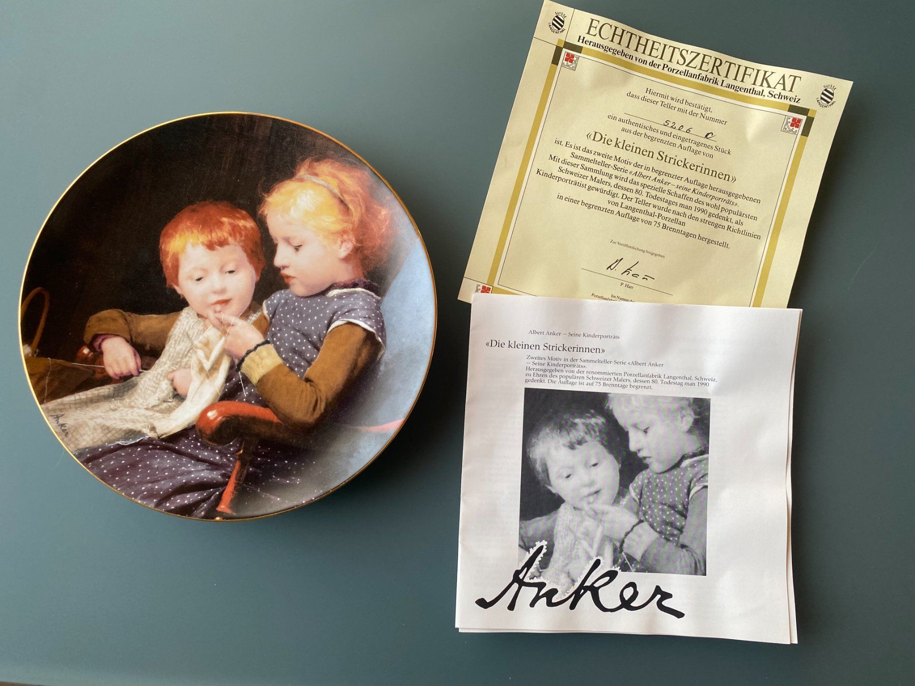 Ancore: Alber Anker: Wandteller "Die kleinen Strickerinnen" 1990 – Usato da Zunzgen venduto da Sy-Ma 1