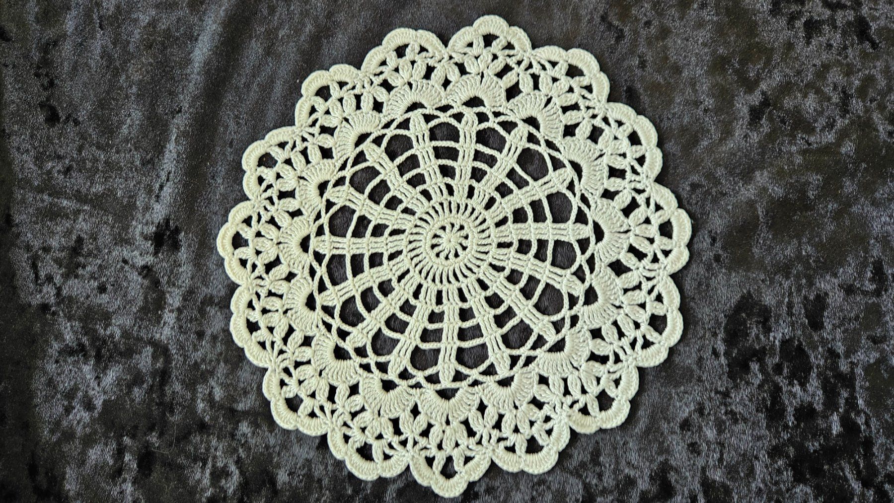 Altra biancheria da tavola: Spitzendeckchen Spitzendeckeli D20 cm Deckeli Ecruweiss – Usato da Gossau ZH venduto da LeoniesDeko 4