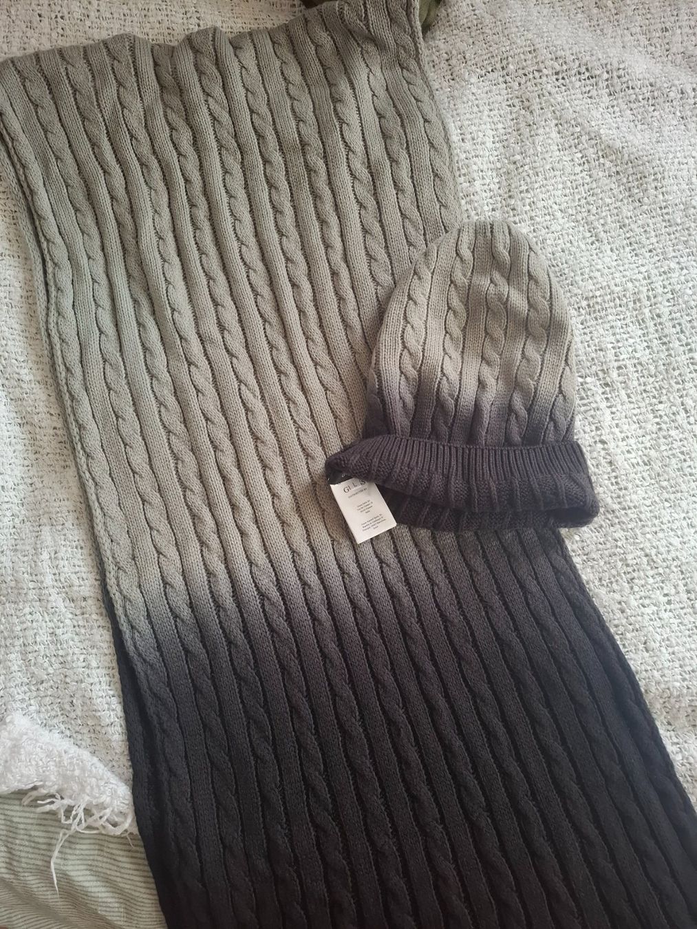 Foulard & Sciarpe: écharpe et bonnet de marque Guess jamais portés – Nuovo (secondo la descrizione) da La Chaux-de-Fonds venduto da emm_9r5v
