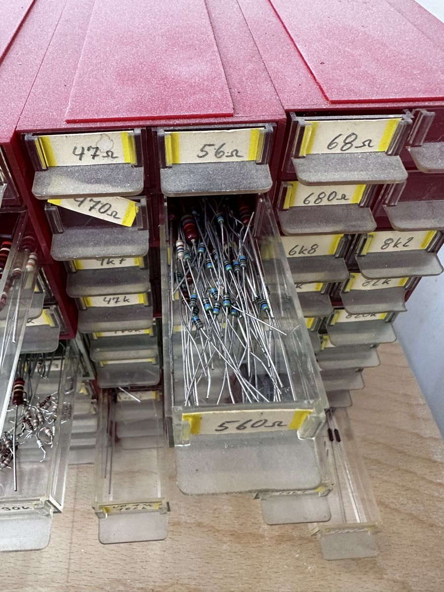 Elektronikbauteile: Grosses Widerstands-Sortiment mit Schubladenmagazin – Gebraucht aus Thun von Wenger911 5