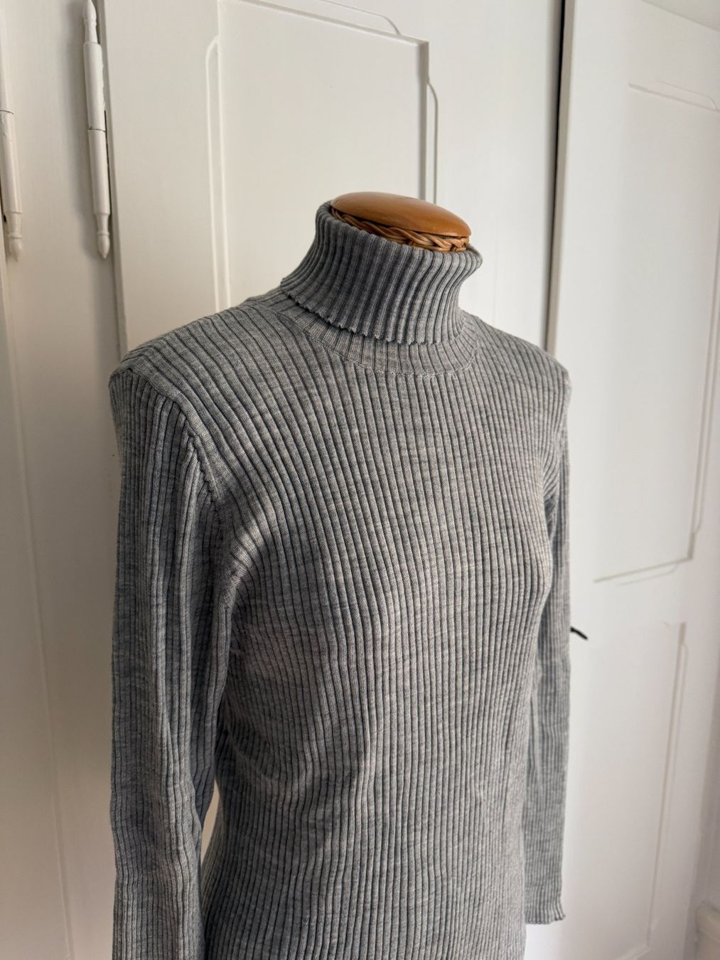 Uniqlo Maglioni & Felpe: UNIQLO - Rollkragenpullover hellgrau gerippt L – Usato da Zürich venduto da Diazaio 1