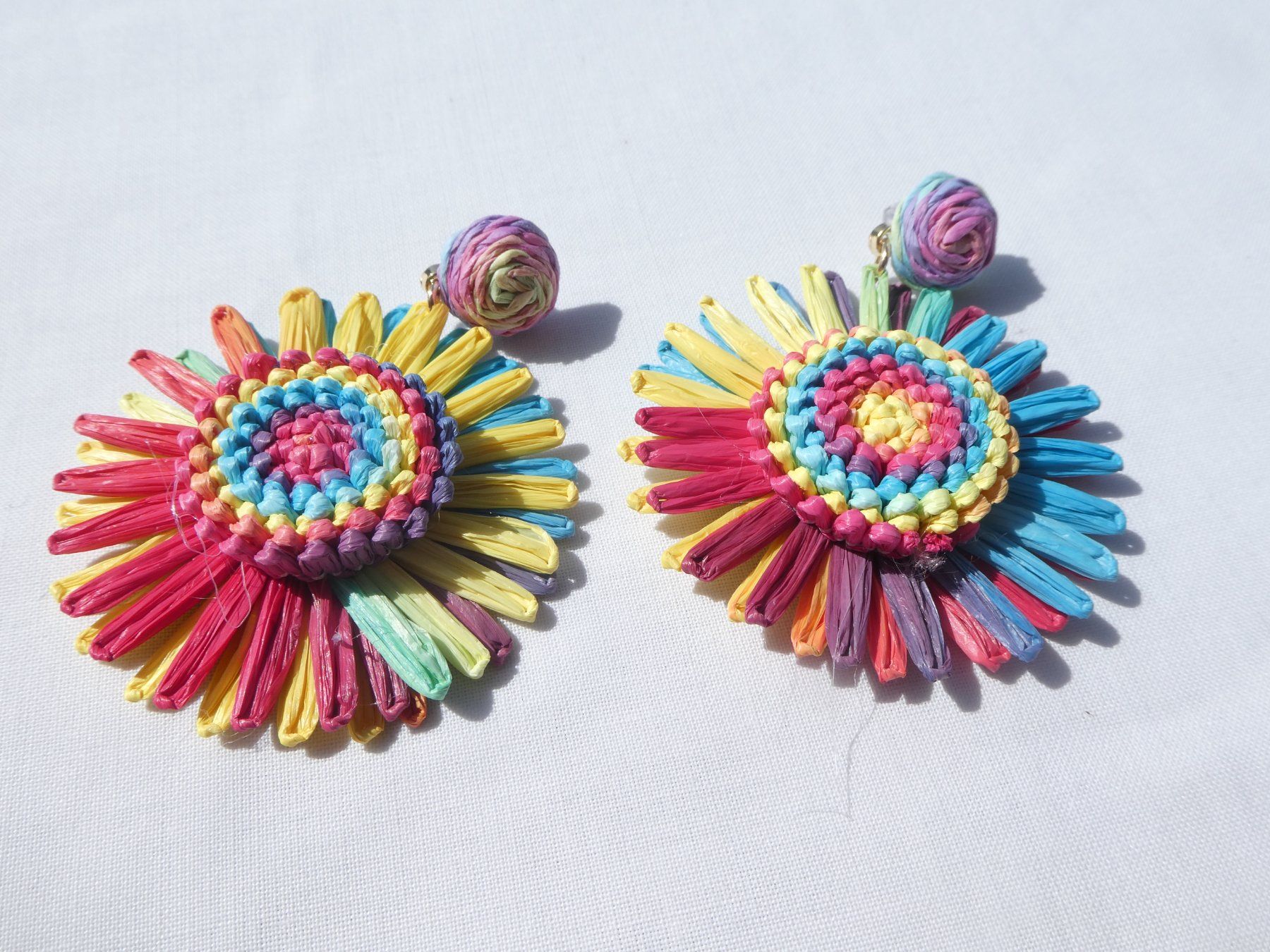 Orecchini pendenti & Orecchini a lobo: Grosse Raffia-Blumen-Ohrstecker, Modeschmuck / NEU – Nuovo (secondo la descrizione) da Gattikon venduto da kaandooh