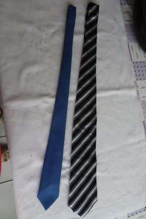 Set mit zwei Kravatten, schwarz-weiss gestreift und hellblau