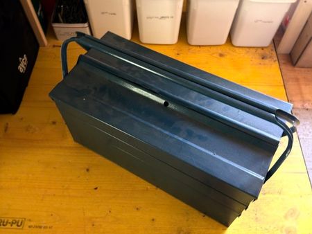 Metall-Werkzeugkiste zum Aufklappen robuste Ausführung
