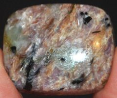 Cabochon L-2865 – Heller Lila Charoit Edelstein 28X23mm