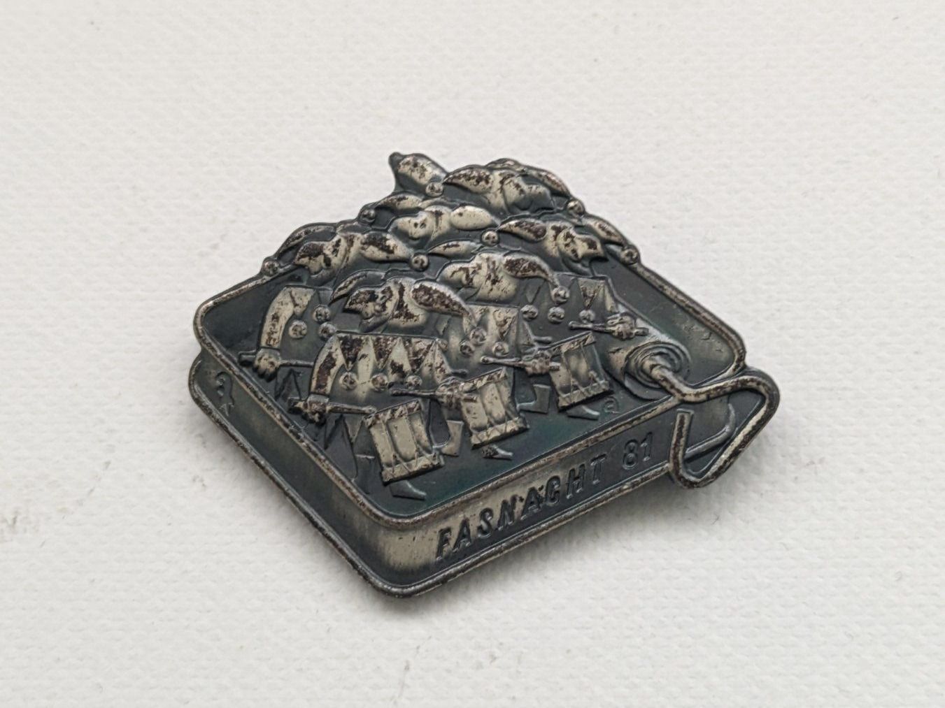 Placchette & Badge: Plakette Fasnacht Basel 1981 Silber – Usato da Liestal venduto da tonic 1