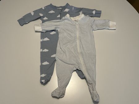 2 Baby Strampler gestreift und Wolken von H&M