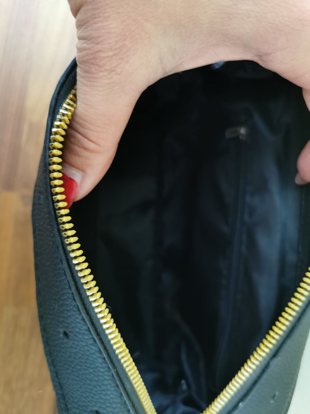 Taschen für Damen: Schwarze Handtasche mit Strass-Details – Gebraucht aus Boniswil von Totomat-Lady 3