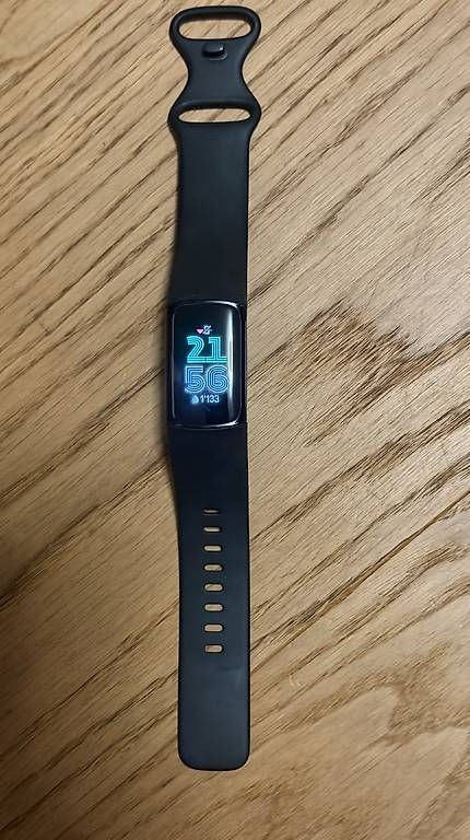 Smartwatch: Fitbit Charge 6  mit Ladekabel und Armbänder – Gebraucht aus Düdingen von Emphilly