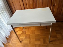 Weisser ausziebarer Tisch mit abnehmbaren Metall Beinen