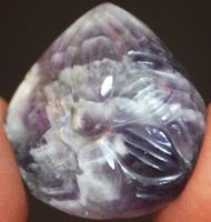 Cabochon L-1374 – Chevron Amethyst mit Blume – 27x27mm