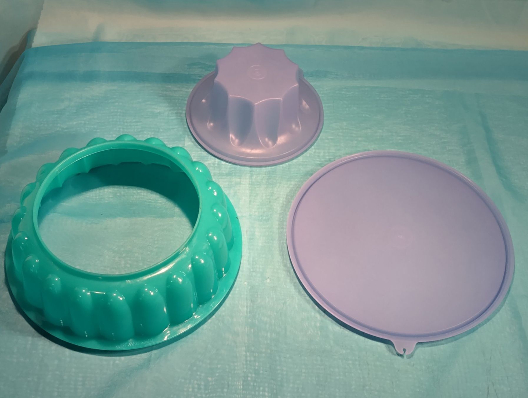 Tupperware Recipients et similaires: Tupperware Puddingform, Grün-lila, gross – D'occasion à Bellach par JingleCherry 2