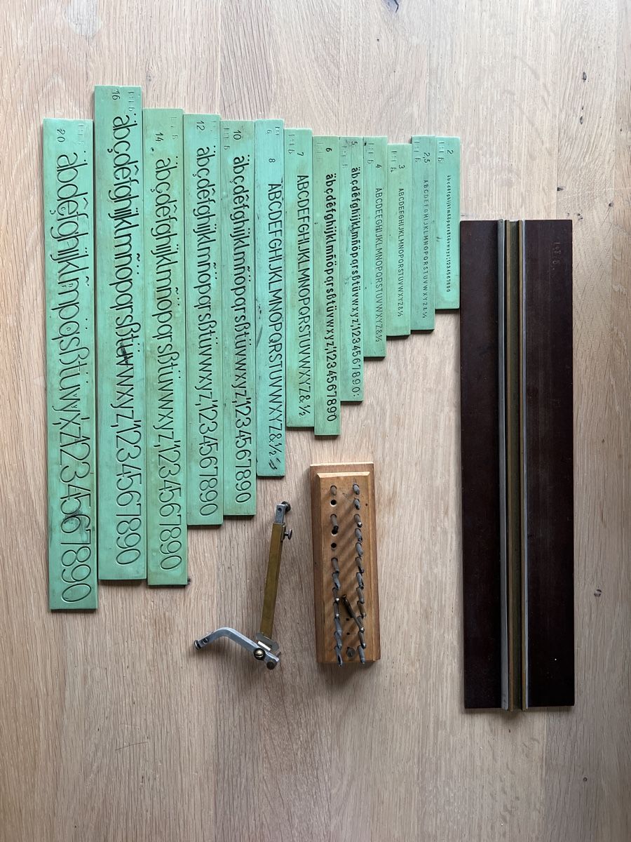 Pochoirs: Schriftenschablone Dingraph – D'occasion à Neuenegg par Magosaurus