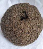 50g weiche Merinowolle, olivbraun