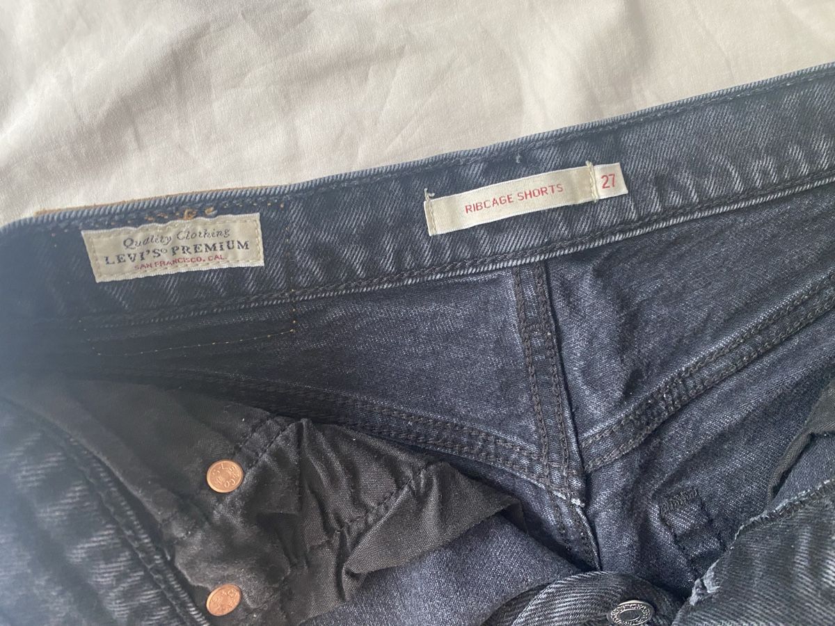 Levi's Jeans: Schwarze Levi's Shorts – D'occasion à Widen par juinl 1