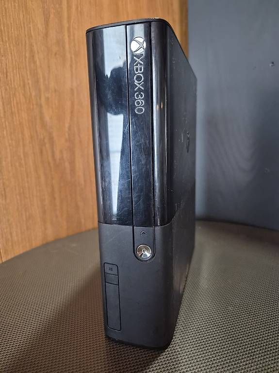 Microsoft Console: Xbox 360 Slim in Schwarz – Usato da Berg TG venduto da pas_mft2