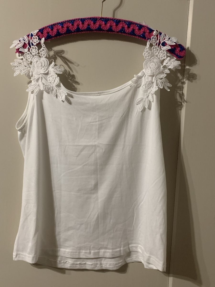 Tops: Weiss Top Blumenapplikation Grösse M gebraucht  – Gebraucht aus Laufen von Nivo33