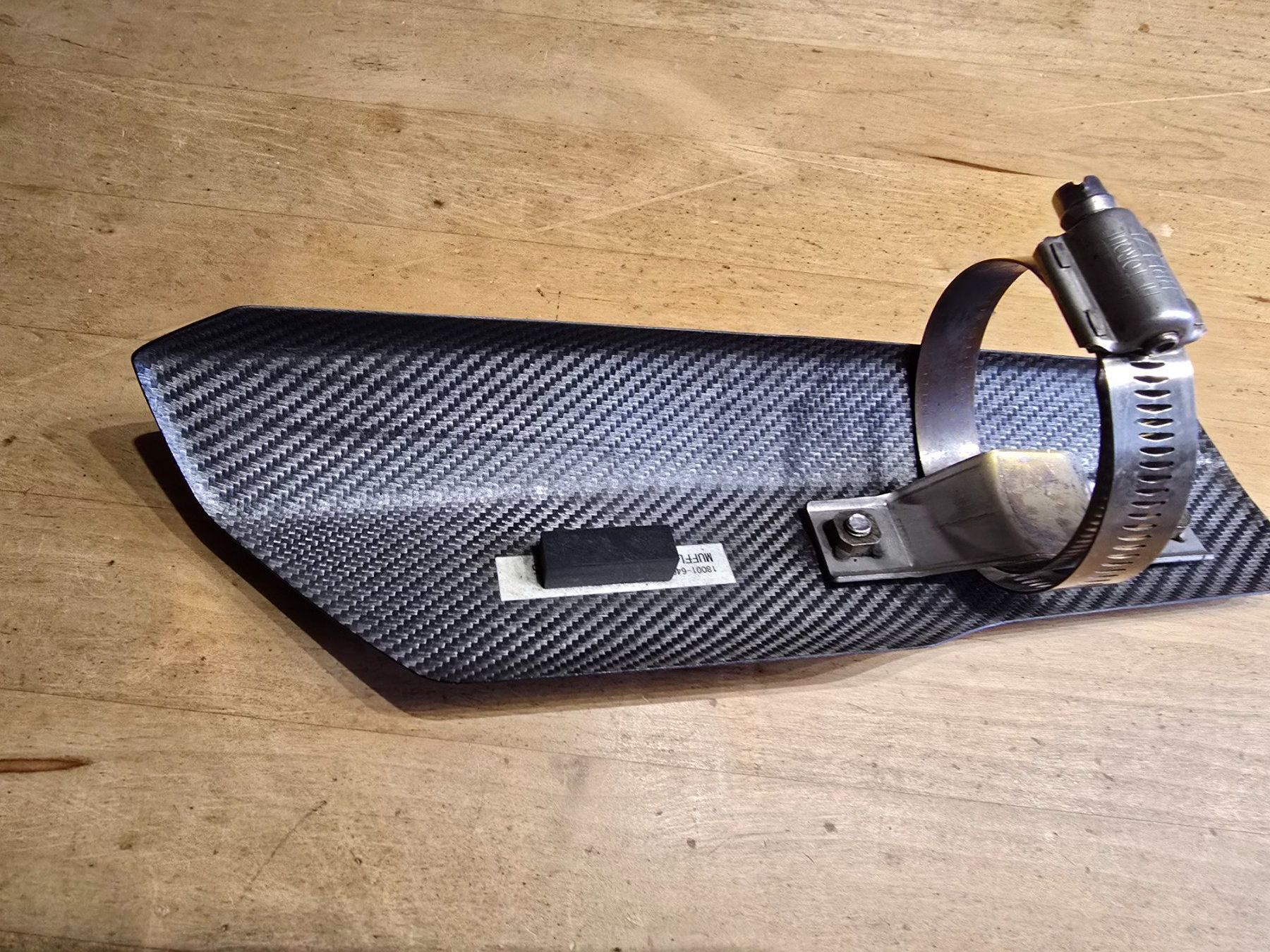 Suzuki Tutti i ricambio per moto: Motorrad Carbon-Auspuffabdeckung – Usato da Wettingen venduto da halloween01 1