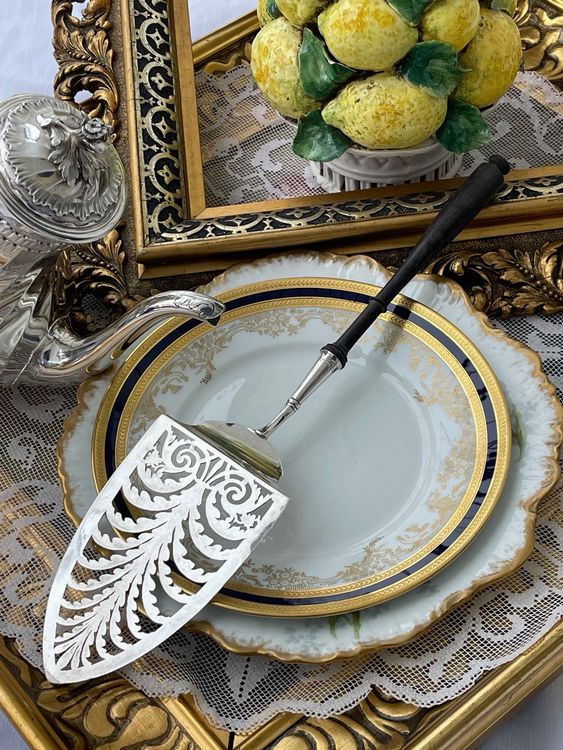 SUPERBE PELLE A TARTE GATEAUX MANCHE ARGENT MASSIF MINERVE