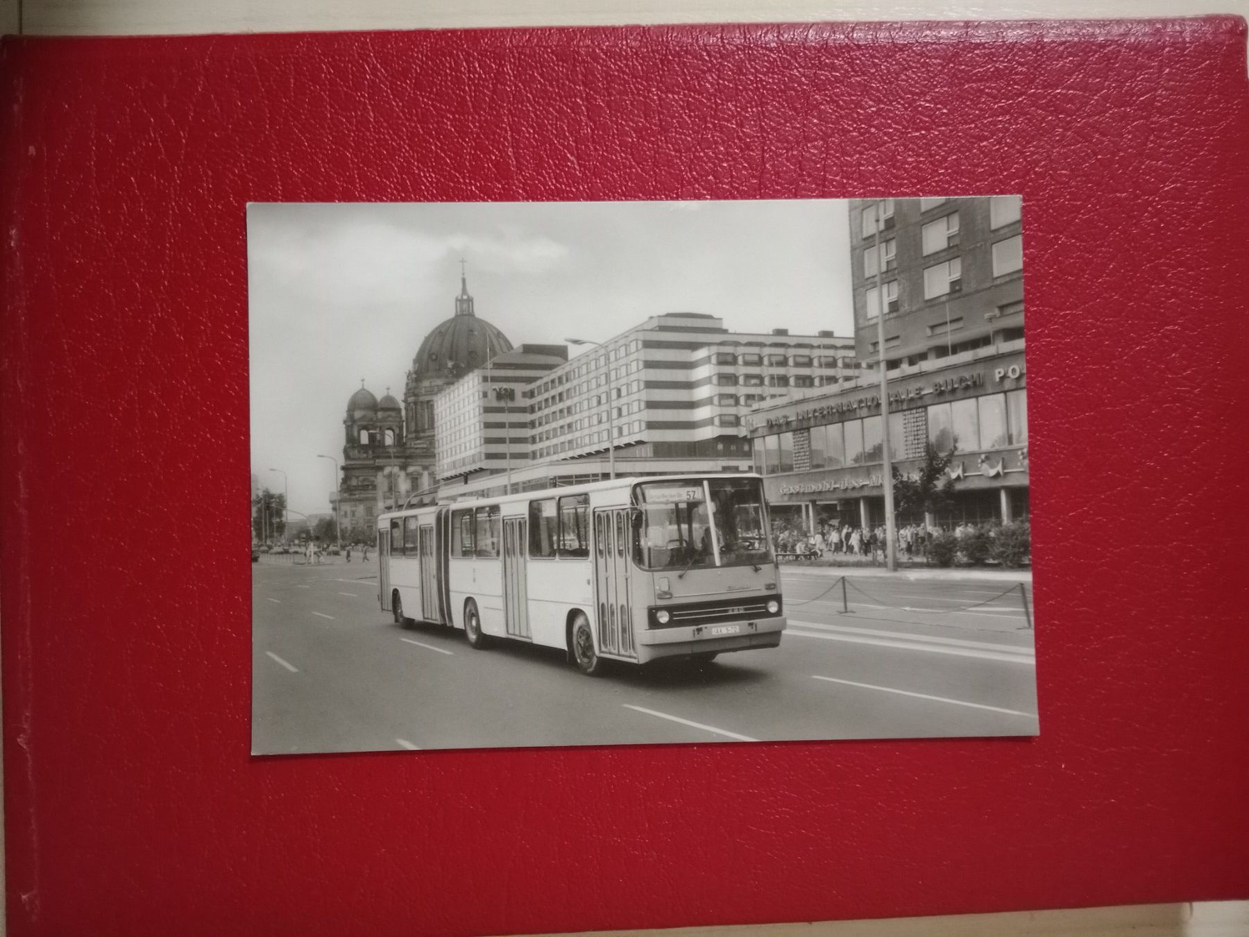 Ansichtskarten: Berlin Stadtpartie mit Stadtbus Ikarus 280 – Gebraucht aus Küttigen von Melisch1000